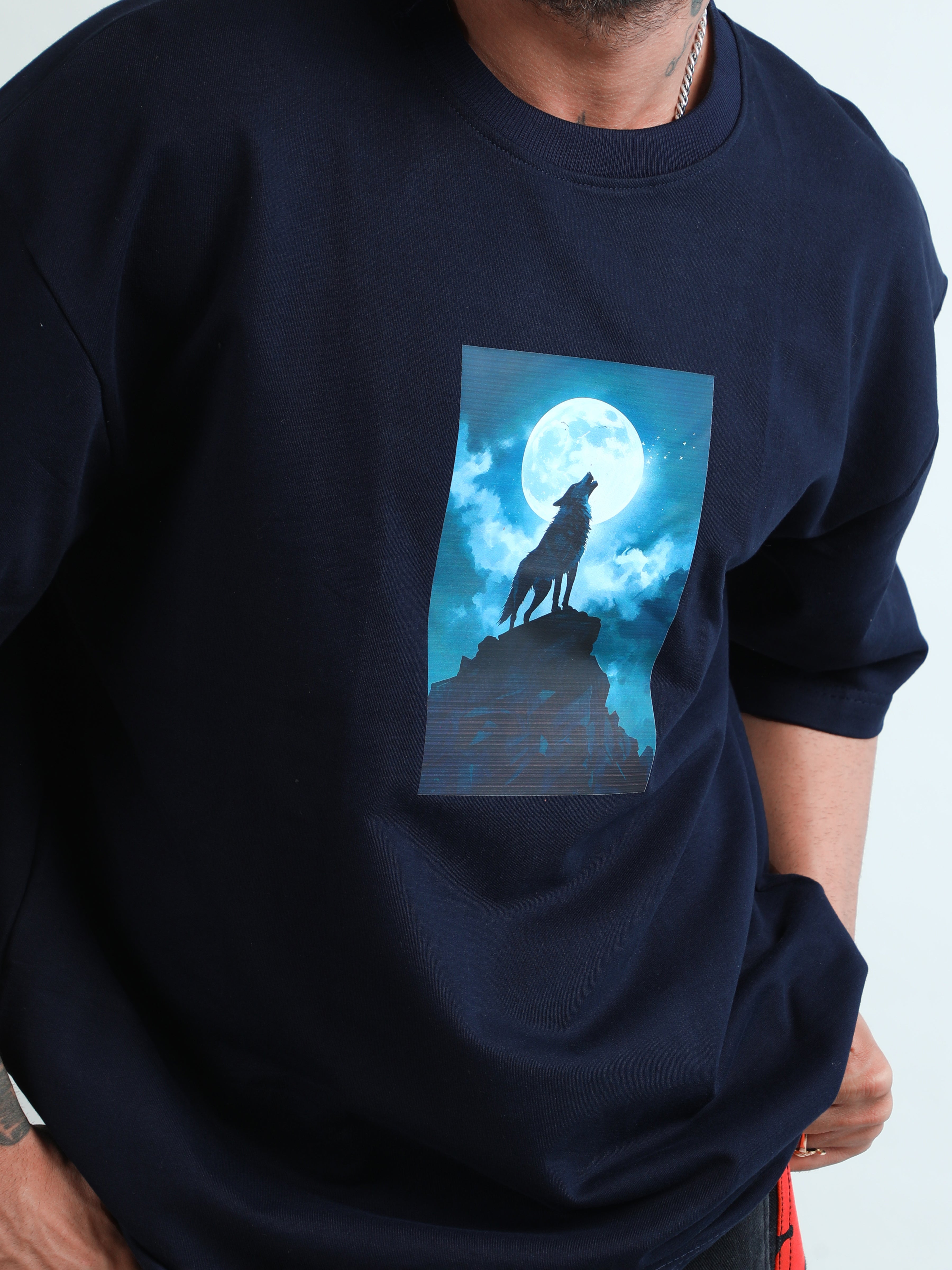 Trendy Black oversized t-shirt with Alone wolf design