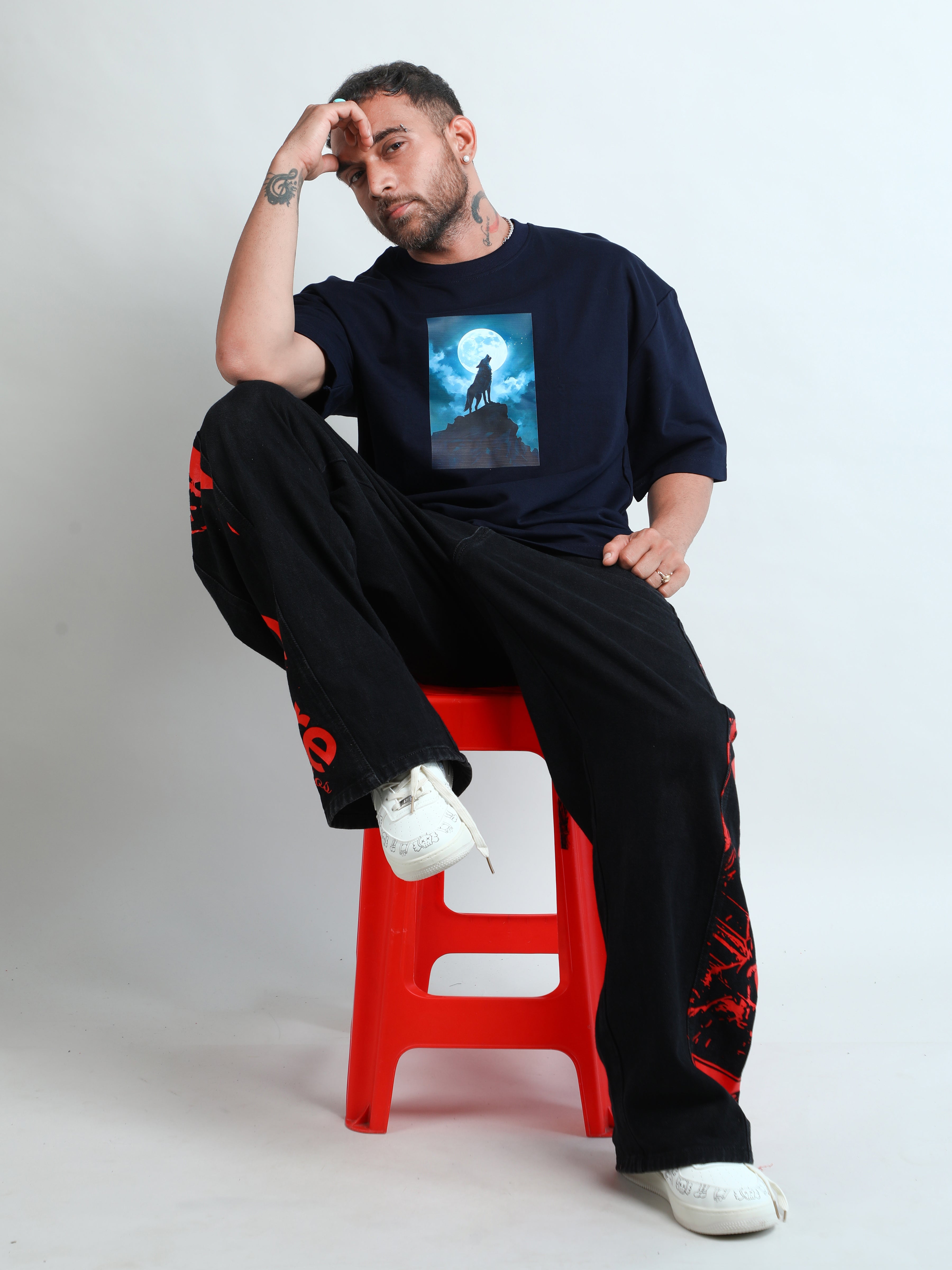 Trendy Black oversized t-shirt with Alone wolf design